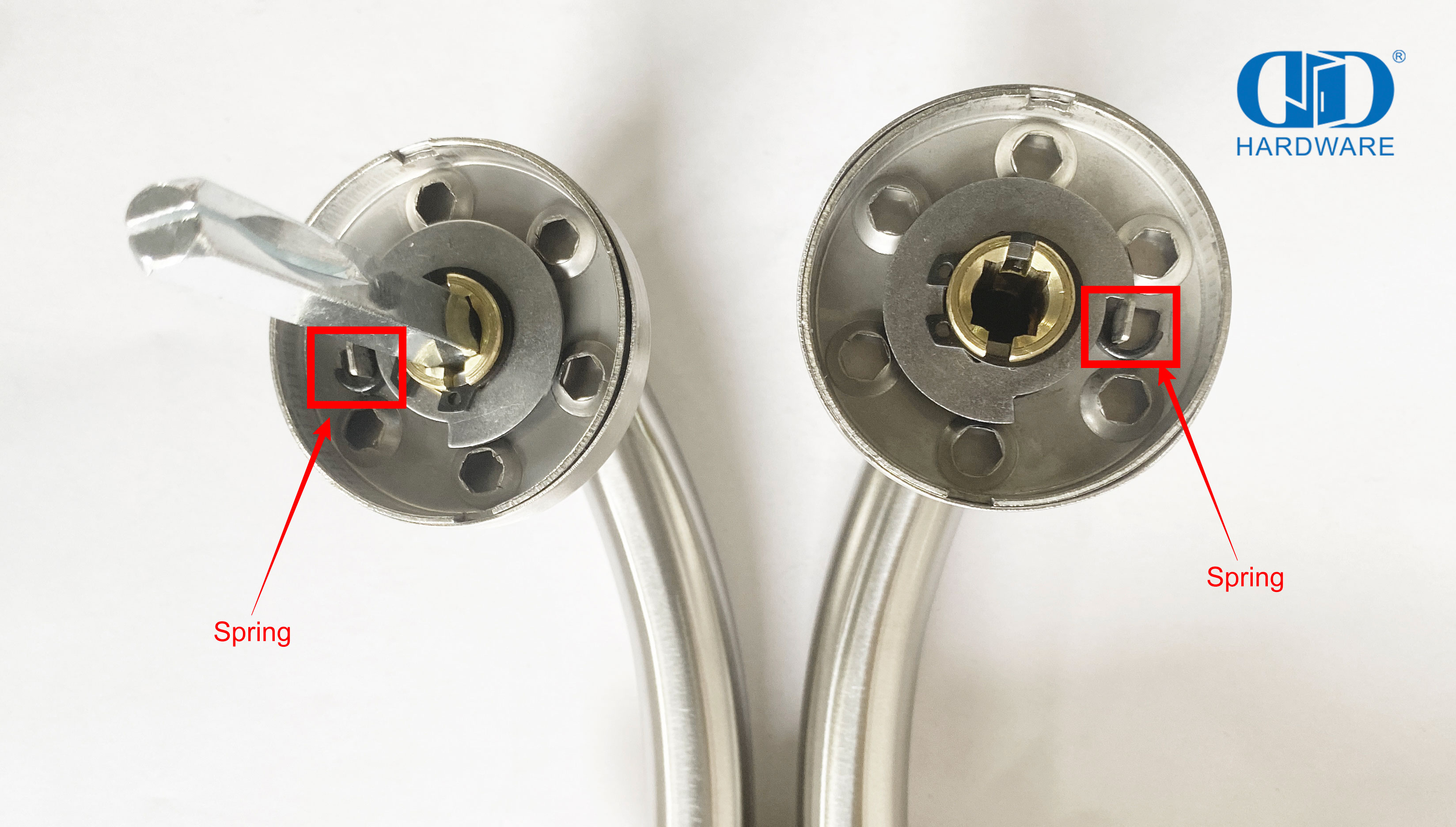 مقبض ذراع الباب المعدني